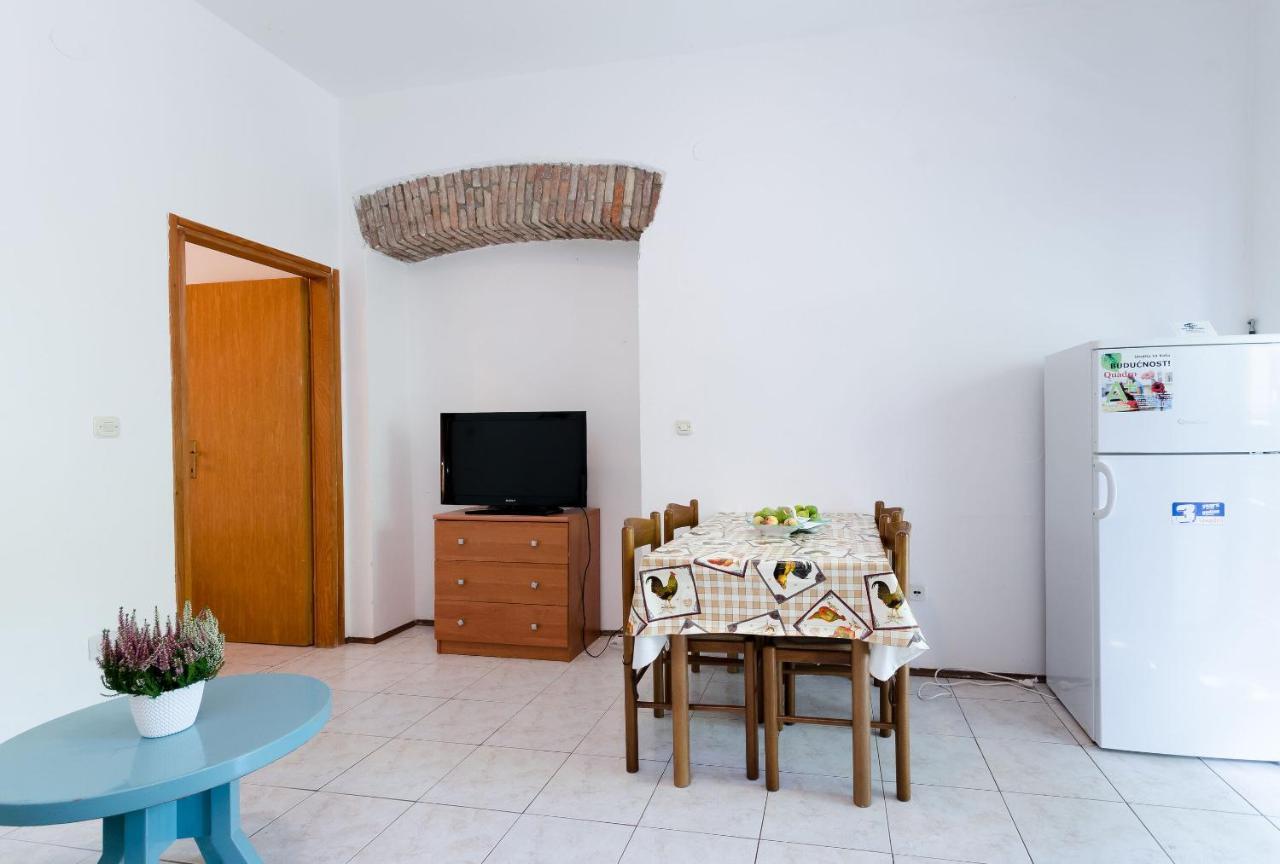 Apartments Massimo Ровин Екстериор снимка